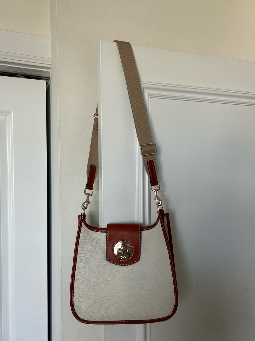 NWT Dooney & Bourke Pebble Turnlock Messenger 28 Crossbody Bag Bone